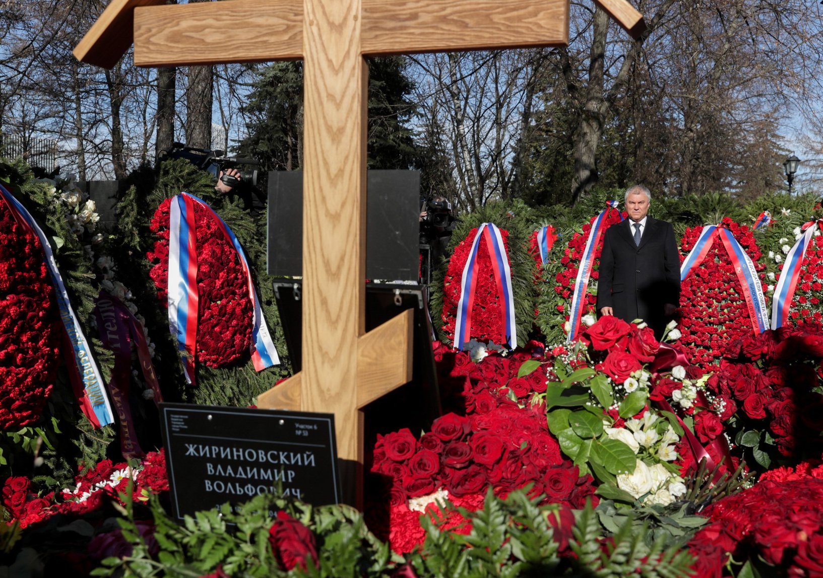 Могила жириновского на троекуровском кладбище фото